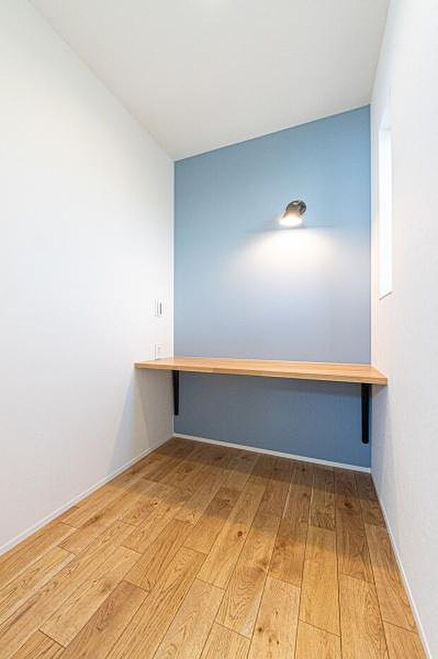 主寝室についているカウンター付の仕事スペース。読書をするにも最適空間。