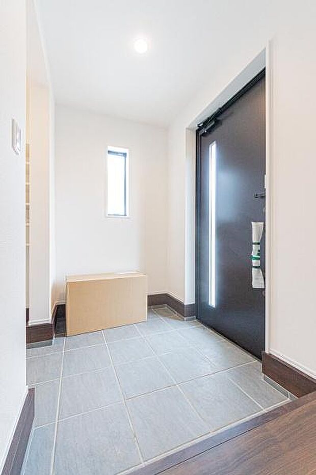 やわらかな光が差し込む玄関。ここから始まる一日と、ここへ帰る安心を感じる場所。