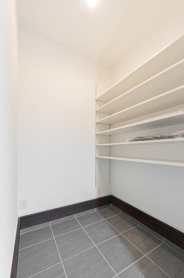 「シューズクローク付き」「玄関に靴がいっぱいで、出入りしにくい」こんなお悩みを解決するのが、「シューズクローク」です。