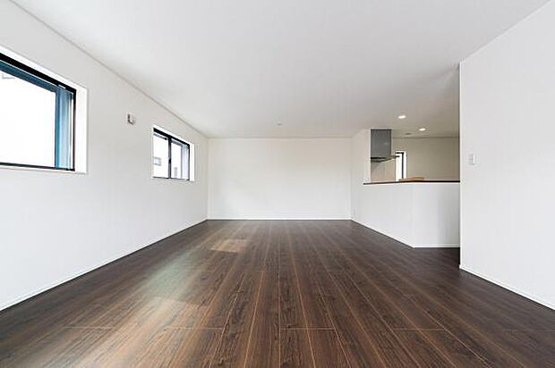 窓からの光がやさしく広がる、ぬくもりあふれるリビング。家族の笑顔と会話が、自然と集まる場所になる。