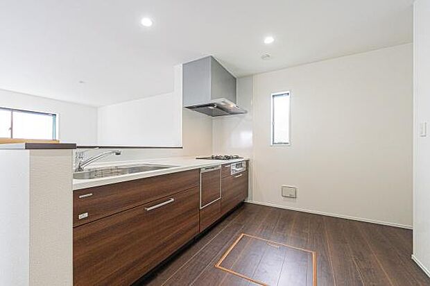 家族の会話が弾む対面キッチン。お子様の様子を見守りながら料理ができる安心感。笑顔あふれる毎日が目に浮かびますね。