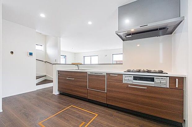 家族と会話が弾む対面キッチン。リビングで遊ぶお子様を見守りながら、楽しくお料理ができます。