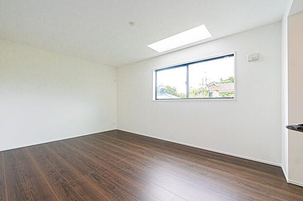 陽射しがやさしく包み込むリビング。木のぬくもりと白い壁が心を解きほぐし、家族の時間を穏やかに育む空間。