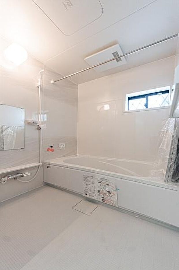 一日の疲れを癒す、上質なバスルーム。落ち着いたアクセントウォールが、まるでホテルのような空間を演出します。