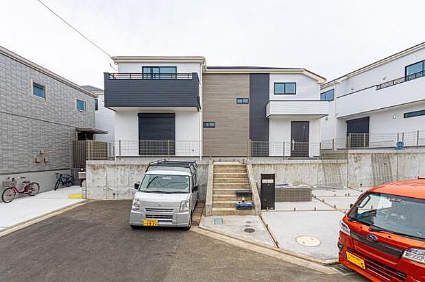 「開放感溢れる住まい」家と家の間隔が広くプライバシーが高く、しゃべり声に気使うことなく、思い切りプライベートの時間を家族と楽しむ。陽当たりの良い住まい。