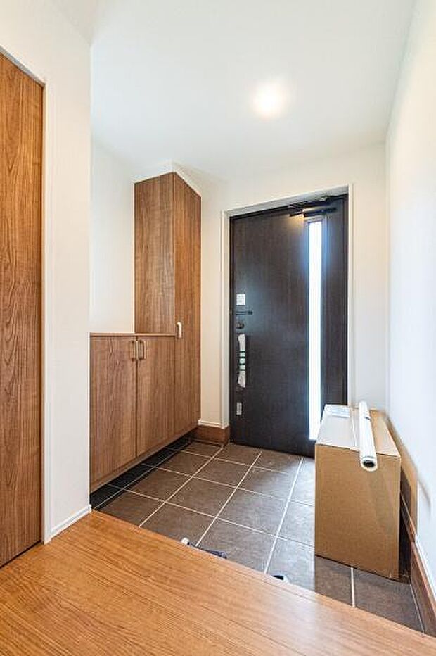 やわらかな光が差し込む玄関。ここから始まる一日と、ここへ帰る安心を感じる場所。