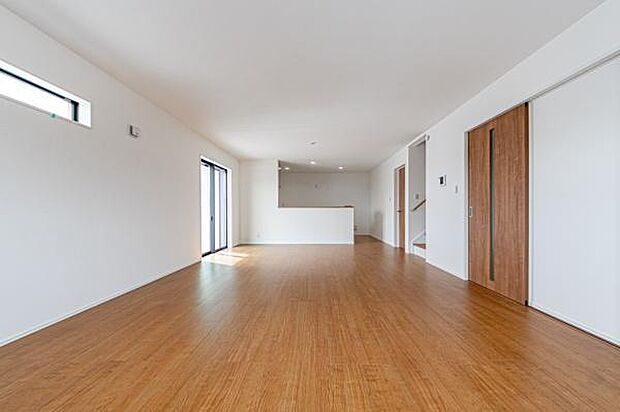 この広々とした空間を、家族の色で染めてみませんか？ お子様の成長と共に、たくさんの思い出を刻む理想の住まいです。