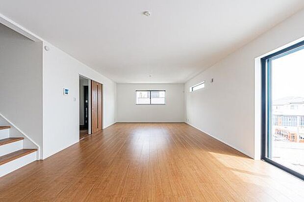 「家族が大好きなリビング」みんなが集まる広いリビング。みんなが大好きなリビングで家族団らん。みんなが集まるからこそ、一層の開放感を手にする素敵な住まい。