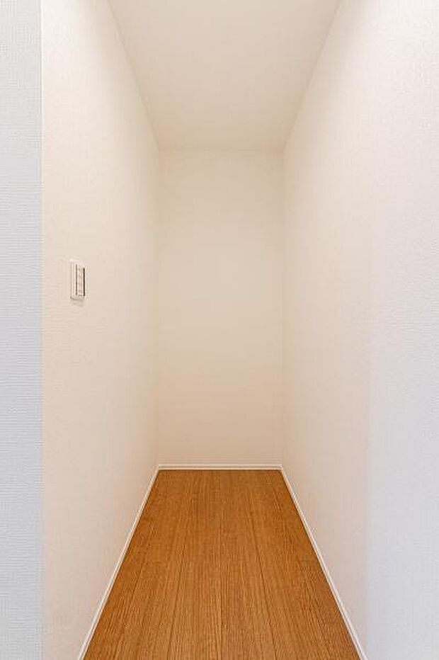 「人気のキッチンパントリー付き」お料理道具の収納に便利な広々としたキッチンパントリー。