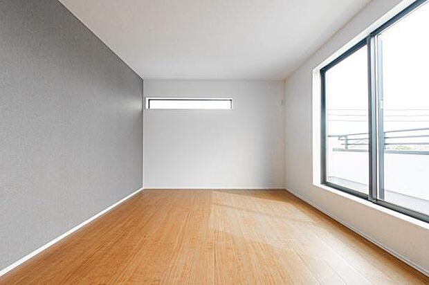 木の質感とやわらかな光に包まれる寝室。心地よい静けさの中で、日々の疲れをゆっくりと癒す、上質なくつろぎの時間を。