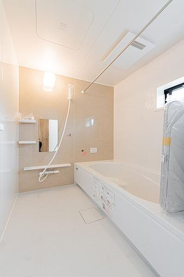 一日の疲れを癒す、上質なバスルーム。落ち着いたアクセントウォールが、まるでホテルのような空間を演出します。