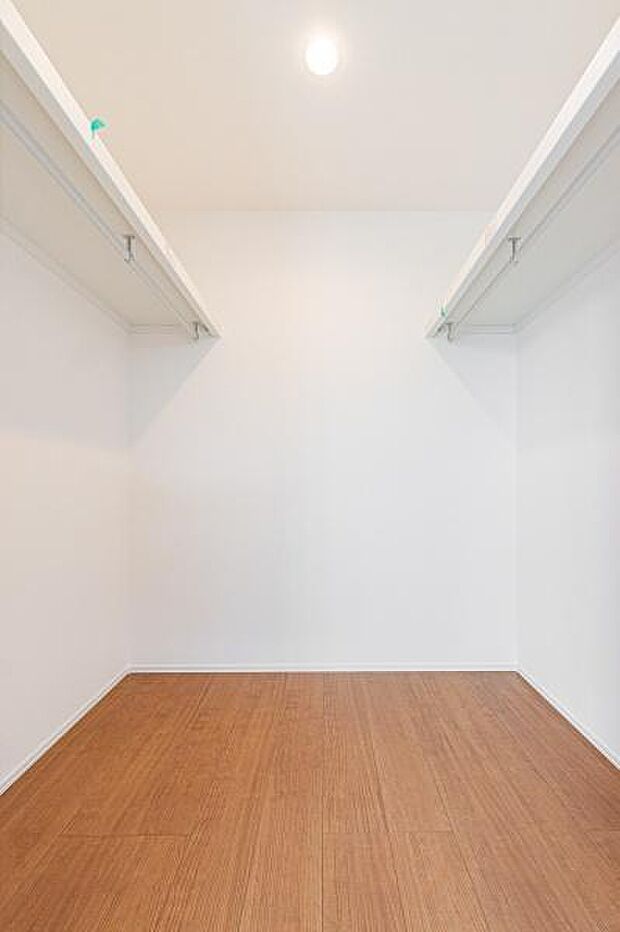 「主寝室ウォークインクローゼット収納」大きく収納量豊富なクローゼット。奥行も納得サイズのクローゼット。