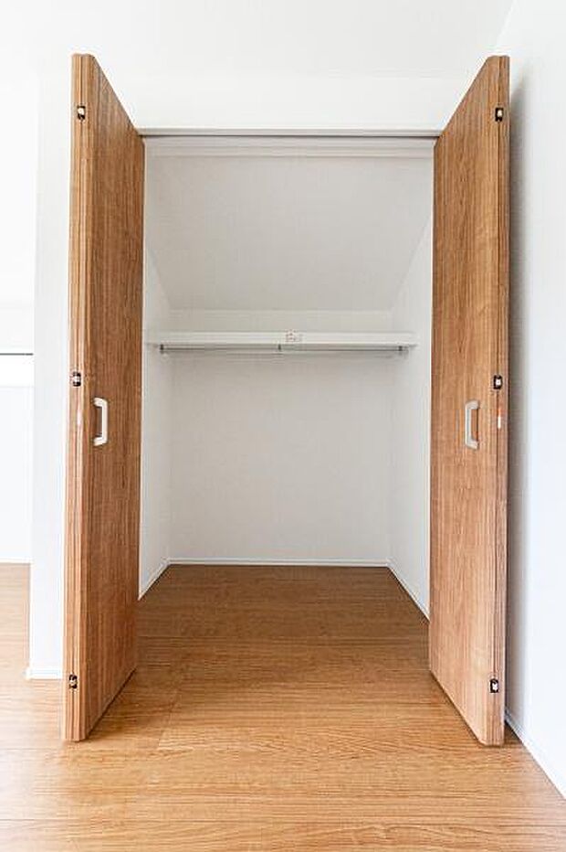 天井まで伸びる収納嬉しい収納力の高いクローゼット付き。天井付近までしっかりと収納ができる使い勝手の良いクローゼット。