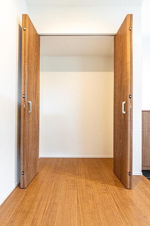 天井まで伸びる収納嬉しい収納力の高いクローゼット付き。天井付近までしっかりと収納ができる使い勝手の良いクローゼット。