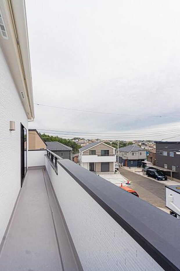 「清々しいバルコニー」広々としたバルコニーは陽当たりはもちろん、解放感や眺望も楽しめます。碧空を満喫し心が透きとおる。癒される心地よい空間。