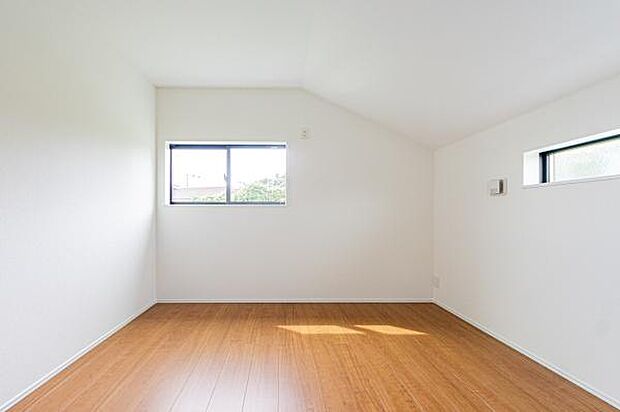 やわらかな光が差し込む、木のぬくもりに包まれた空間。これからの暮らしが、ここから静かに始まっていく。