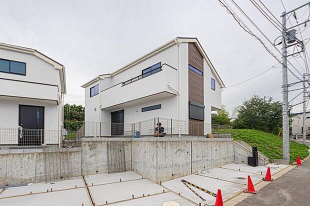 「開放感溢れる住まい」家と家の間隔が広くプライバシーが高く、しゃべり声に気使うことなく、思い切りプライベートの時間を家族と楽しむ。陽当たりの良い住まい。