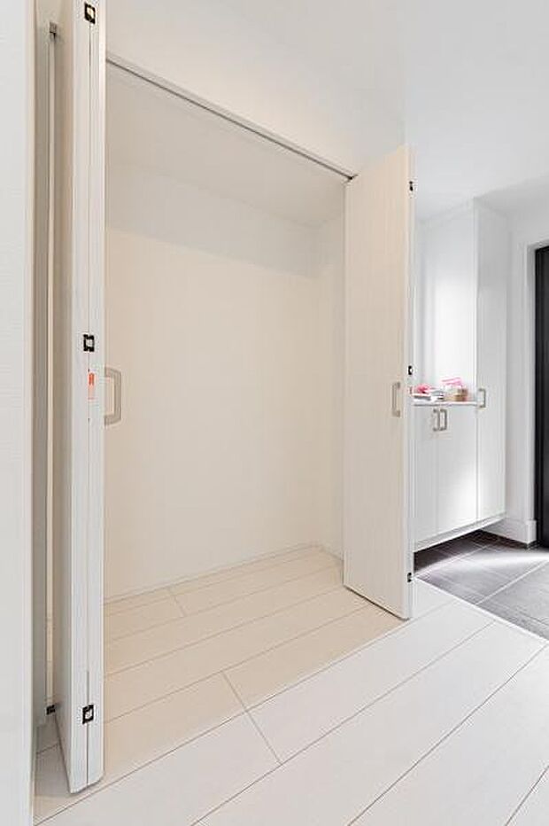 「広々玄関」家に帰ると広い玄関がお出迎え。家族全員の靴も楽々収納可能な広さです。