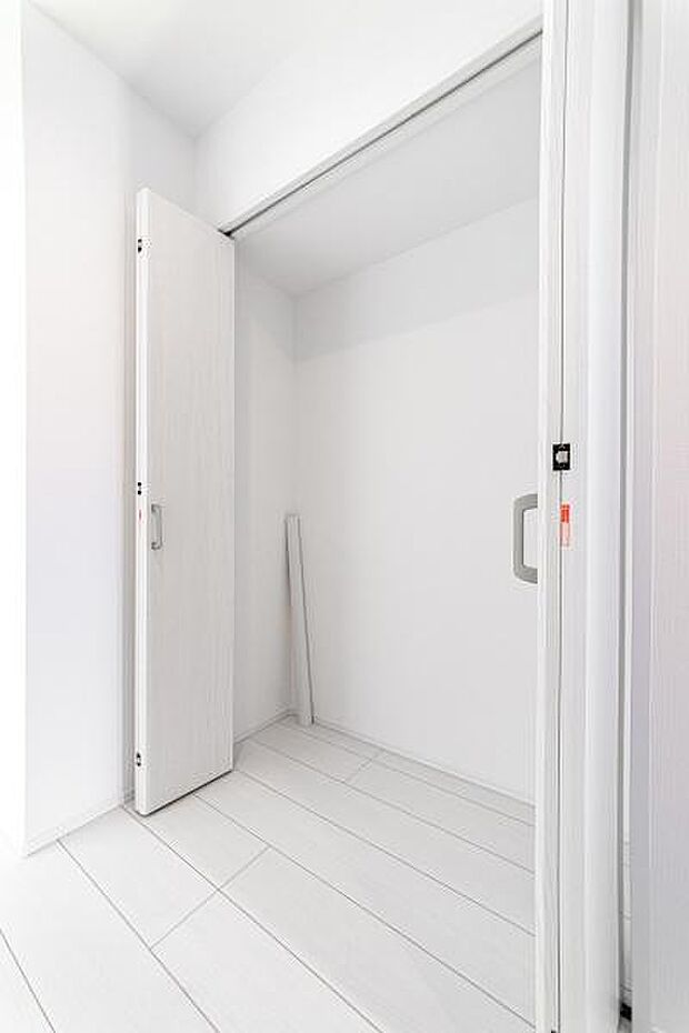 「広々玄関」家に帰ると広い玄関がお出迎え。家族全員の靴も楽々収納可能な広さです。