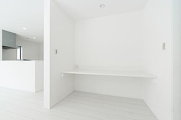 リビングの一角にはお子様の勉強や在宅ワークに便利なカウンターを設置。家族が自然と集まり、それぞれの時間を大切にできる工夫が詰まった住まいです。