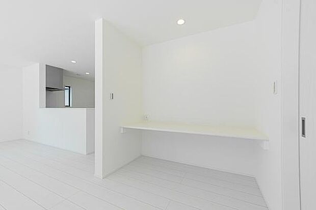 リビングの一角にはお子様の勉強や在宅ワークに便利なカウンターを設置。家族が自然と集まり、それぞれの時間を大切にできる工夫が詰まった住まいです。