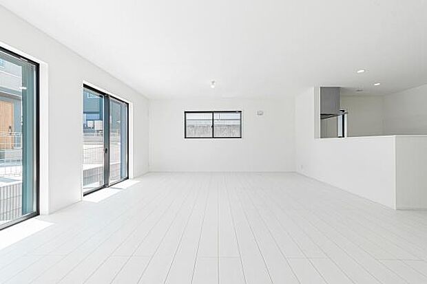 明るい陽光が差し込む開放的なリビング。木のぬくもりに包まれて、家族の笑顔が自然と増える穏やかな日常。心地よい風を感じる贅沢なひとときを。