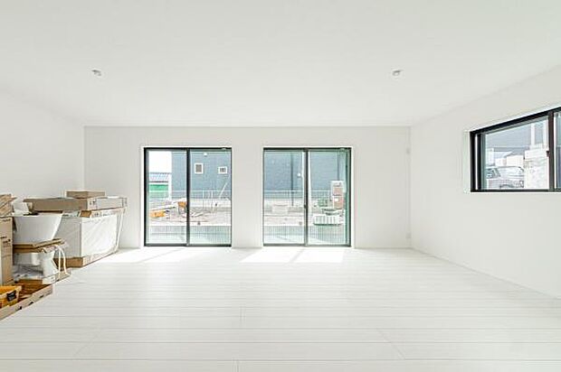 大きな窓から差し込む光が、家族の毎日を明るく照らします。このリビングは、笑顔と会話が自然と生まれる陽だまりの空間です。