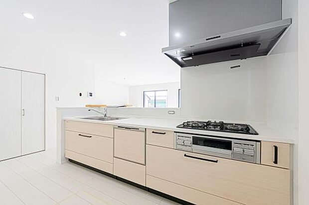 リビングで遊ぶお子様を見守りながら料理ができる安心の対面キッチン。家族の笑顔がいつもそばにある、温かく幸せな毎日が目に浮かぶようです。