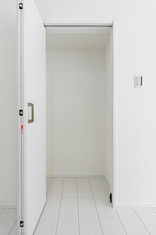 「人気のキッチンパントリー付き」お料理道具の収納に便利な広々としたキッチンパントリー。