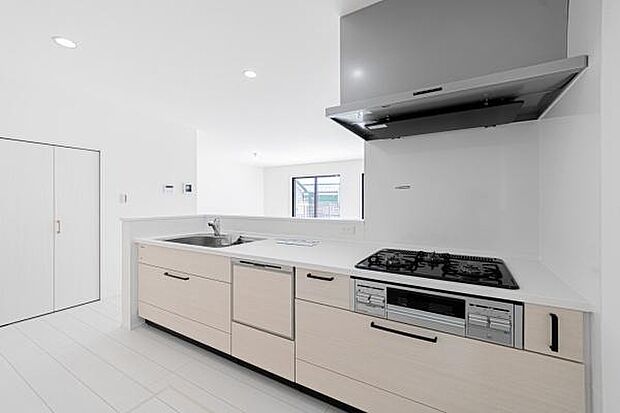 リビングで遊ぶお子様を見守りながら料理ができる安心の対面キッチン。家族の笑顔がいつもそばにある、温かく幸せな毎日が目に浮かぶようです。