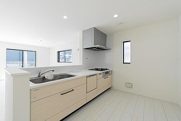 リビングで遊ぶお子様を見守りながら料理ができる安心の対面キッチン。家族の笑顔がいつもそばにある、温かく幸せな毎日が目に浮かぶようです。