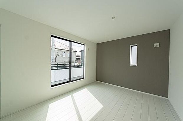 「7.0帖の主寝室」ダブルベットや収納ラック等、どうしても主寝室は狭くなる。綺麗な整形型の広々としたお部屋は魅力です。