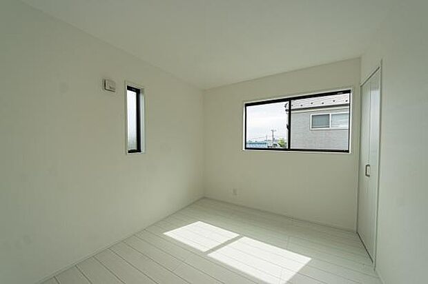 「自分の部屋ができた！」そんなお子様の喜ぶ顔が目に浮かぶようです。それぞれの部屋で過ごす時間が、家族の素敵な思い出になりますね。