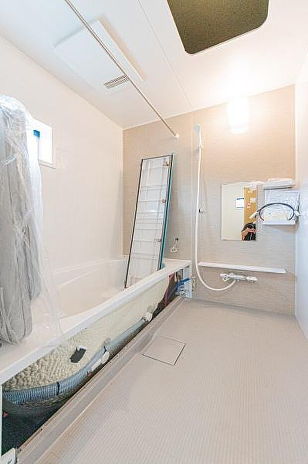 「広々バスルーム」白を基調とした清潔感のあるバスルームは是非足を延ばしてくつろいで欲しい空間。一日の疲れを癒し良質な睡眠にもつながります。