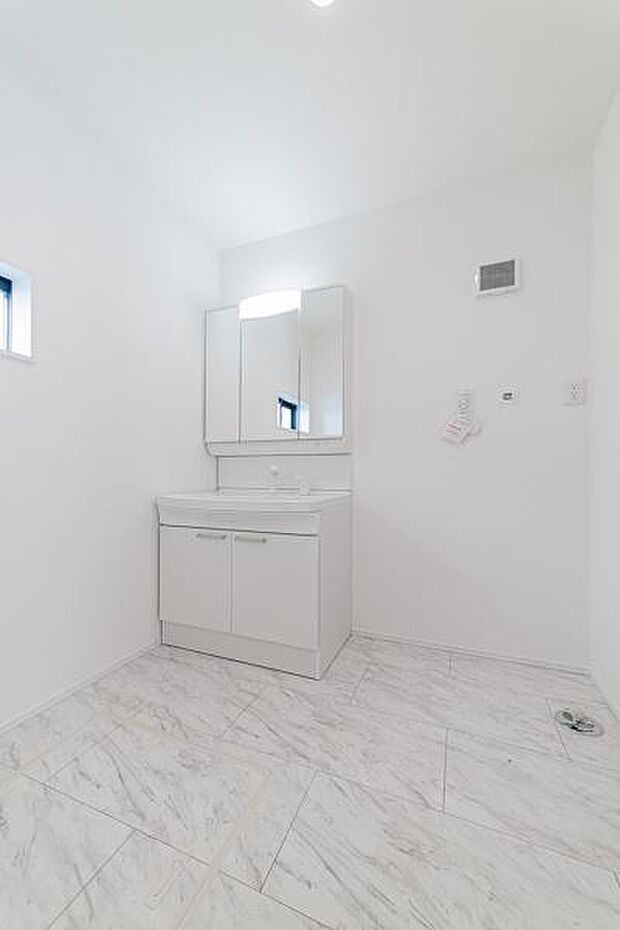 白で統一された清潔感あふれるデザイン。窓からの自然光が明るく差し込み、毎日の洗顔やメイクがもっと楽しく、特別な時間へと変わります。