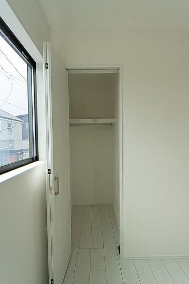 天井まで伸びる収納嬉しい収納力の高いクローゼット付き。天井付近までしっかりと収納ができる使い勝手の良いクローゼット。