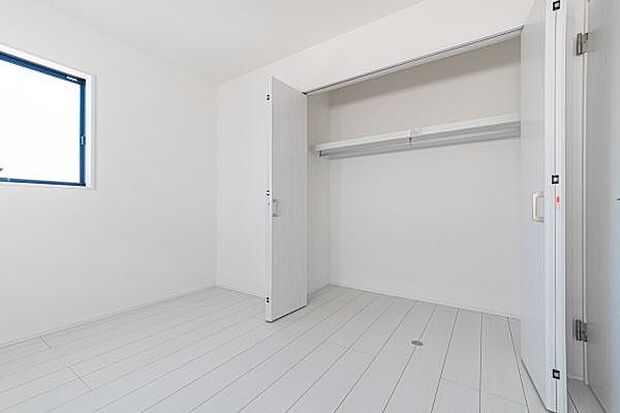 天井まで伸びる収納嬉しい収納力の高いクローゼット付き。天井付近までしっかりと収納ができる使い勝手の良いクローゼット。