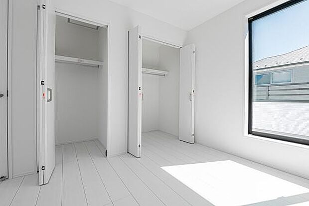 ご夫婦の主寝室にぴったりのダブルクローゼット。季節の衣類も趣味の道具もすっきり収まり、お部屋はいつでも広々と使えますね。