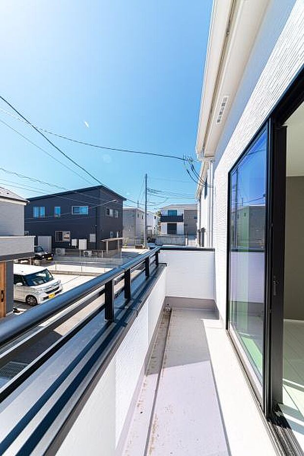 青空と雲が広がる開放的なバルコニー。洗濯物や日光浴にも最適。爽やかな風を感じられる、奥行きのある空間。