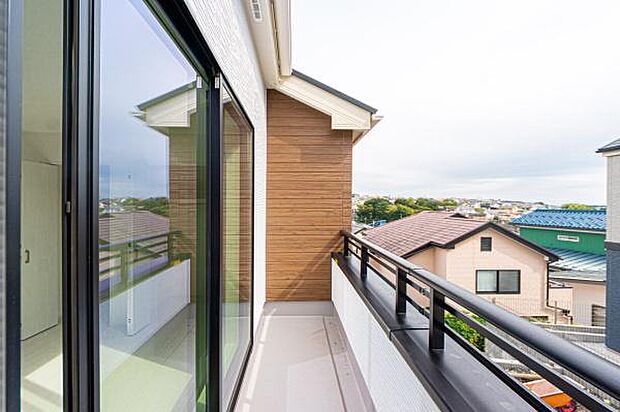 青空と雲が広がる開放的なバルコニー。洗濯物や日光浴にも最適。爽やかな風を感じられる、奥行きのある空間。