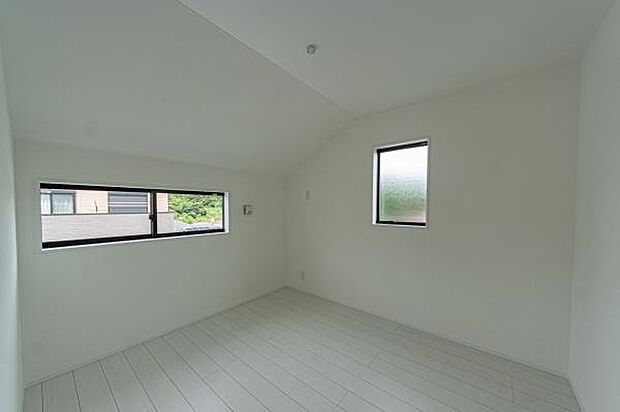 「Bed Room」落ち着いた色合い、シンプルなデザイン。洋室として大事なお部屋です。