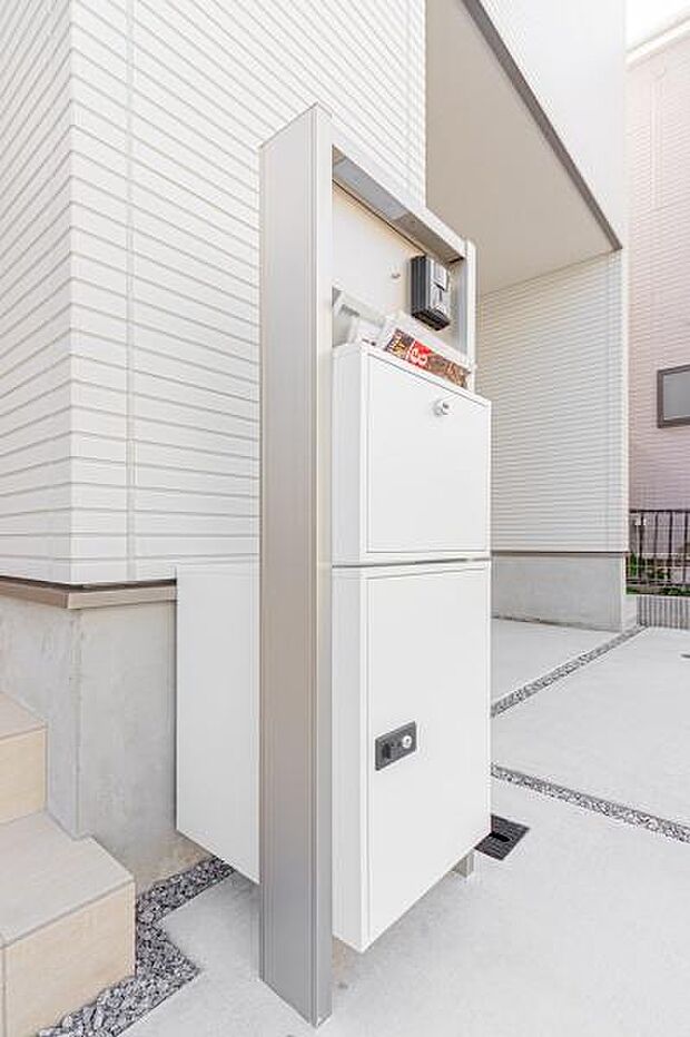「宅配ボックス付き」大型の宅配ボックスは有ると大変便利です。