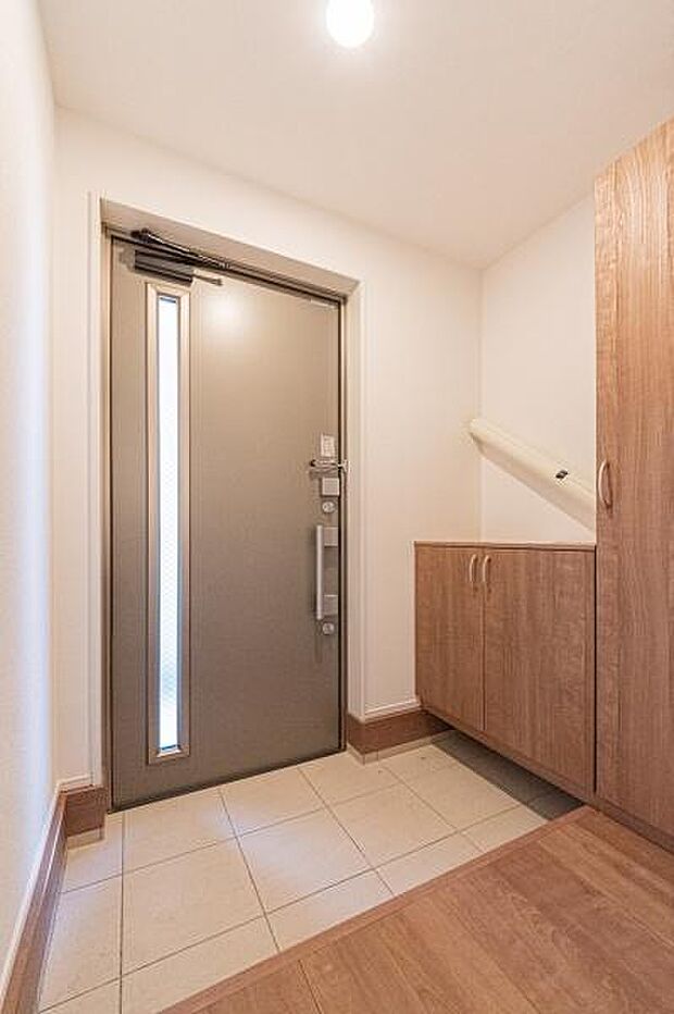 「おかえりなさい」の声が響く、広々とした明るい玄関。ベビーカーや外遊びの道具もすっきり置けて、いつでも家族を綺麗にお迎えできます。