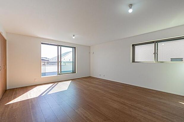 大きな窓からあたたかな陽光が降り注ぐリビング。家族みんなが自然と集まり、笑顔と会話が生まれる心地よい空間が広がります。新しい「我が家」の物語はここから始まります。