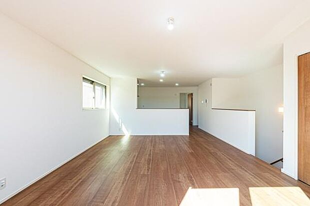 キッチンから見渡せる広々としたLDK。お料理をしながらお子様の遊ぶ様子を見守れる、安心感のある設計が嬉しいですね。家族のつながりを育む、温かい時間が流れます。