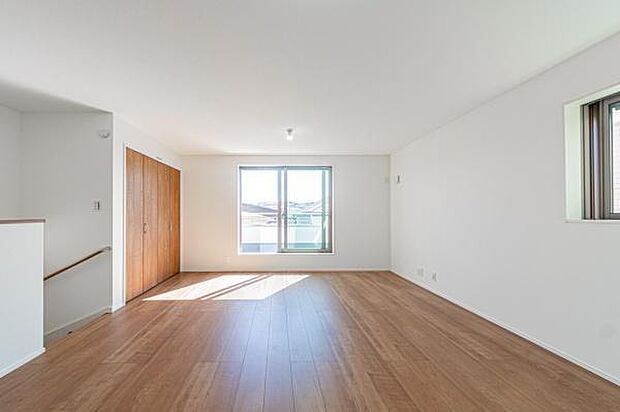 大きな窓からあたたかな陽光が降り注ぐリビング。家族みんなが自然と集まり、笑顔と会話が生まれる心地よい空間が広がります。新しい「我が家」の物語はここから始まります。