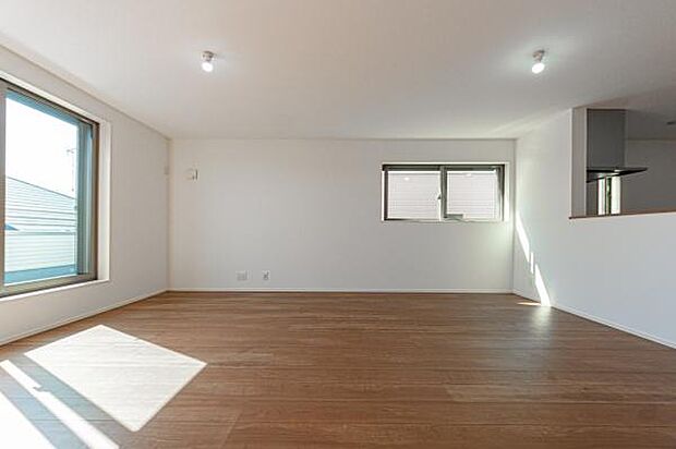 白を基調とした明るく開放的な空間は、どんなインテリアも美しく引き立てます。家族の成長に合わせて、家具のレイアウトを変えながら「我が家色」に染めていく楽しみがあります。