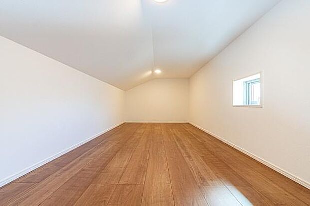 落ち着いた色合いの壁紙と優しい木目の床が、心地よい安らぎを演出。家族がそれぞれの時間を大切にできる空間設計です。