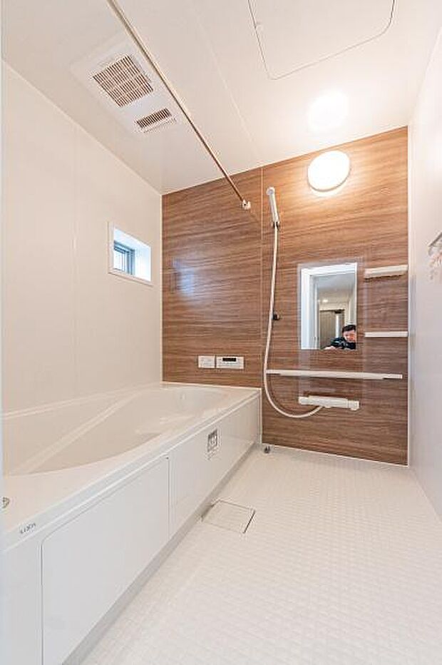 木目調のアクセントパネルが上質な空間を演出。一日の疲れをゆったりと癒す、家族のためのリラクゼーションバスルームです。