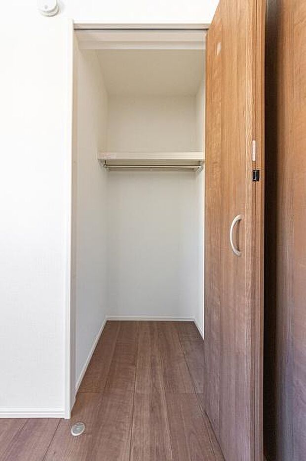 天井まで伸びる収納嬉しい収納力の高いクローゼット付き。天井付近までしっかりと収納ができる使い勝手の良いクローゼット。